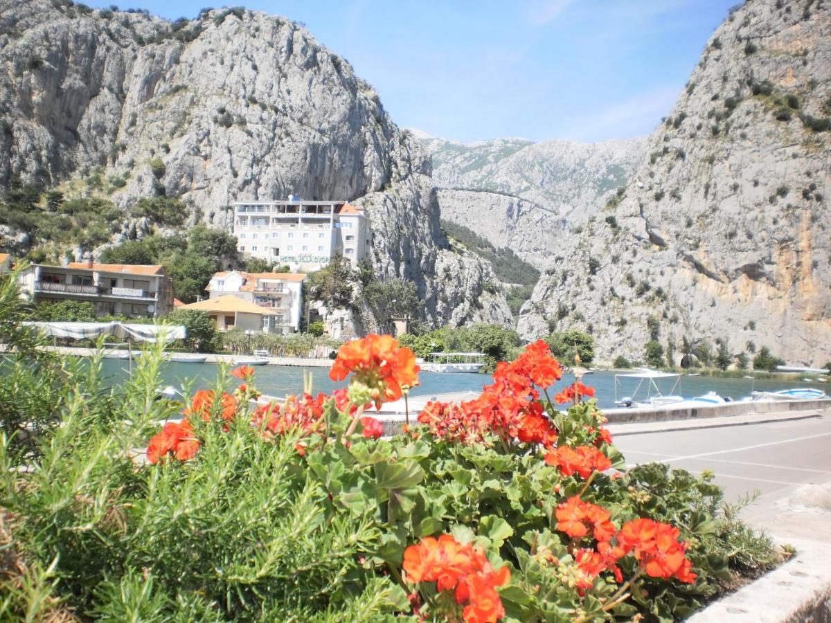Apartment Lana Omiš Buitenkant foto